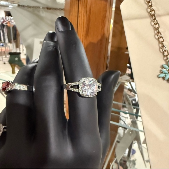 Jewelry - Elegant Silver band CZ Stone Ring split shank halo embezzled Stunning size 10